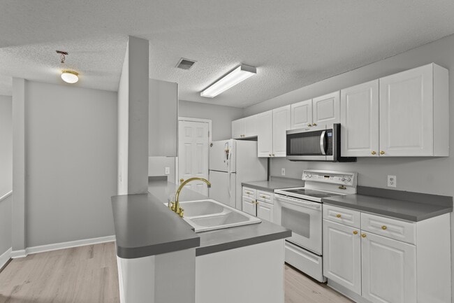 Building Photo - 2113 Sanderling Dr