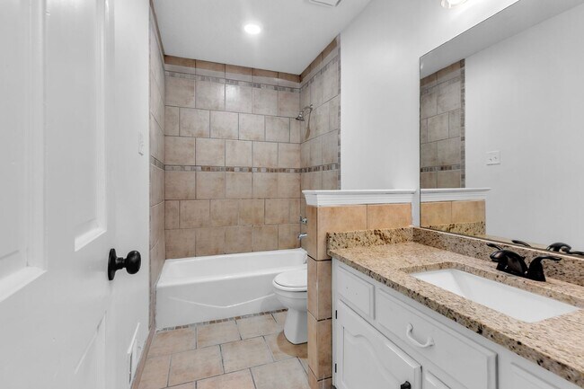 Building Photo - AVAILABLE NOW!! 5 Bedroom 3.5 Bath Fully R...