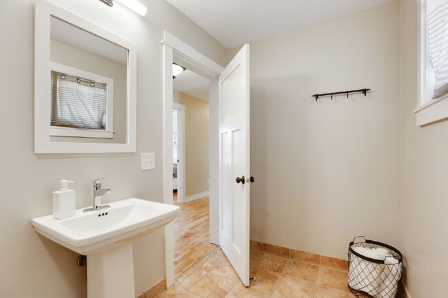 Building Photo - Charming 5-Bed Home with Hardwood Elegance in Minneapolis