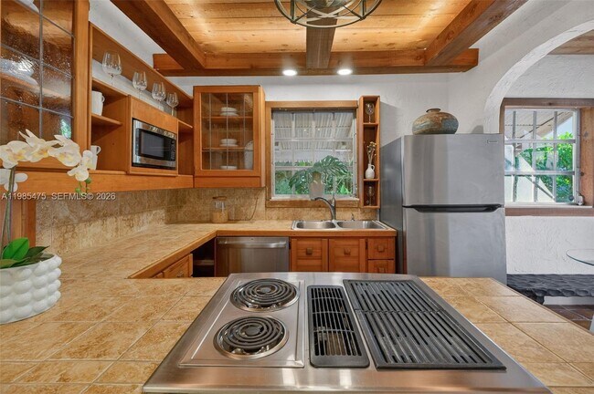 Building Photo - 1305 Alhambra Cir