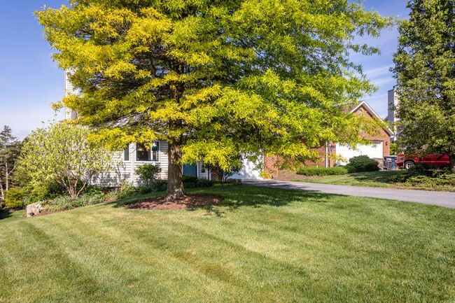 Building Photo - Spacious Duplex in Lake Terrace