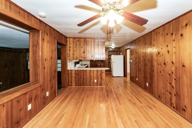 Building Photo - 453 Wade Hampton Dr