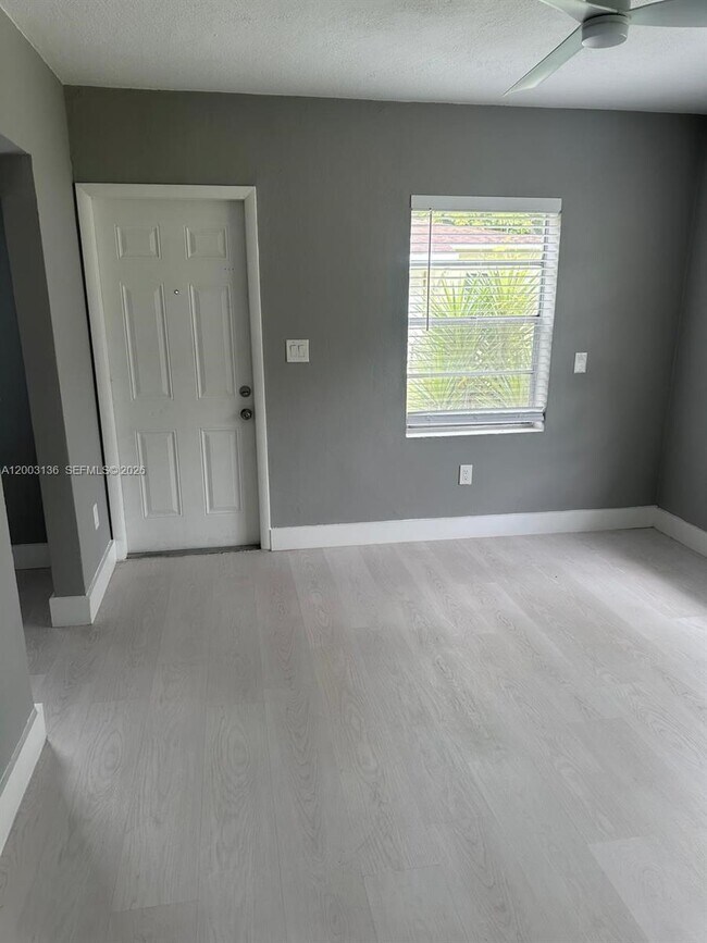 Building Photo - 2016 Miami Rd