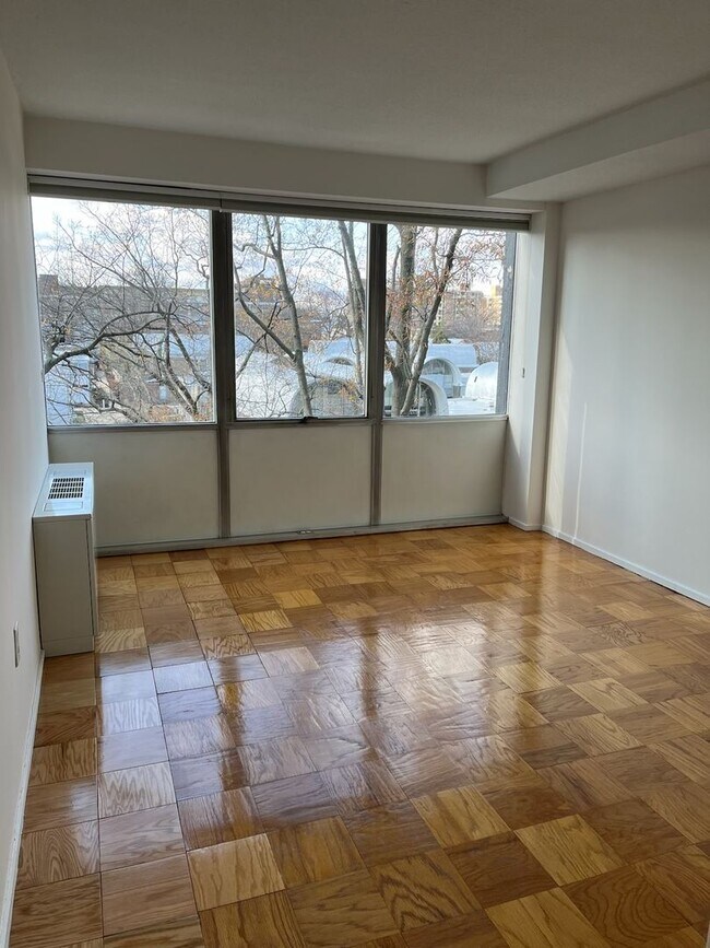 Building Photo - Large 744 sq.ft. 1 bedroom in historic Riverpark DC building