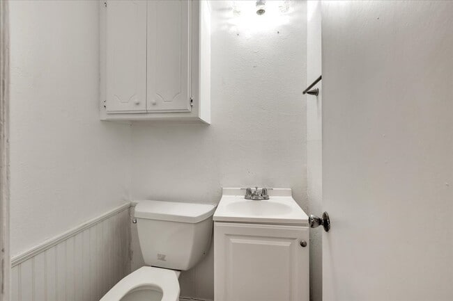 Building Photo - 9710 N Oak Cliff Dr