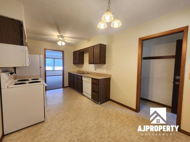 Building Photo - 2 Bedroom 1 Bathroom Near Edison Middle School