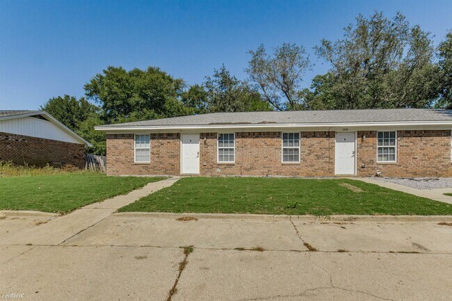 Primary Photo - 2 br, 1 bath Triplex - 3410 Green Briar Ci...