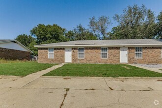 Building Photo - 2 br, 1 bath Triplex - 3410 Green Briar Ci...