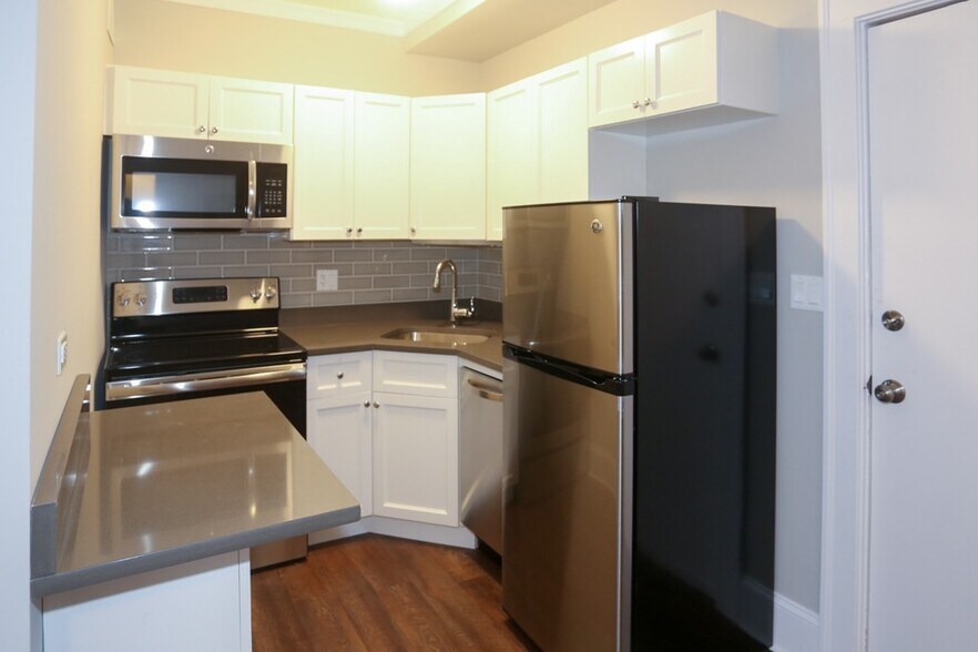 Building Photo - 817 W Lakeside Pl