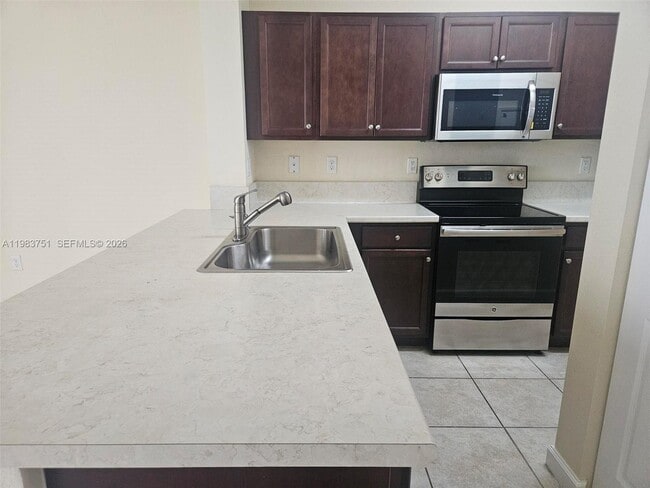 Building Photo - 142 SE 28th Ter