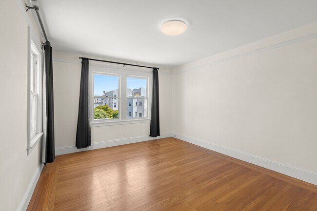 Building Photo - 2128 Bay St