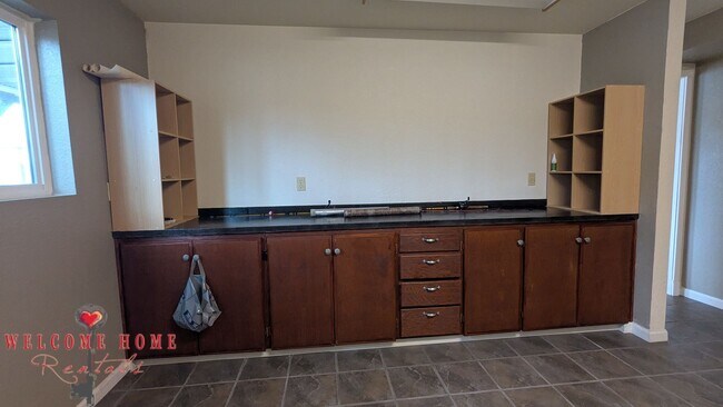 Building Photo - Huge waterfront home, fully furnished, boa...