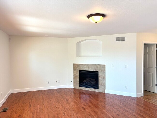 Building Photo - Beautiful 3bd, 3 bath single family home bedroom for rent in Aurora 80016