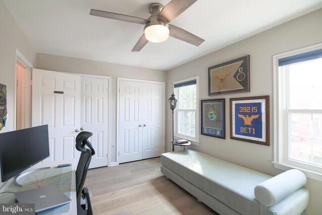 Building Photo - 332 S Alfred St