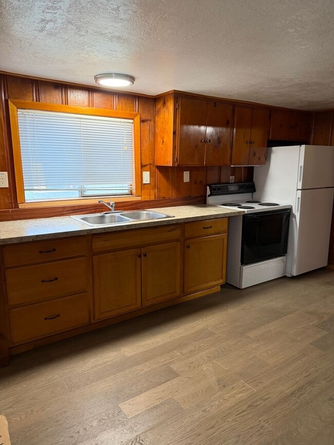 Building Photo - Newly Remodeled one bedroom house