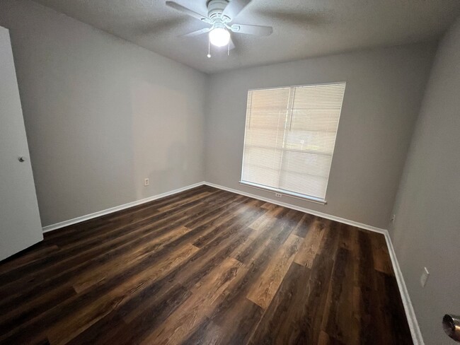 Building Photo - Duplex in Southwest Houston with Spacious ...