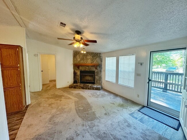 Building Photo - Country living close to everything! 3BR/2B...