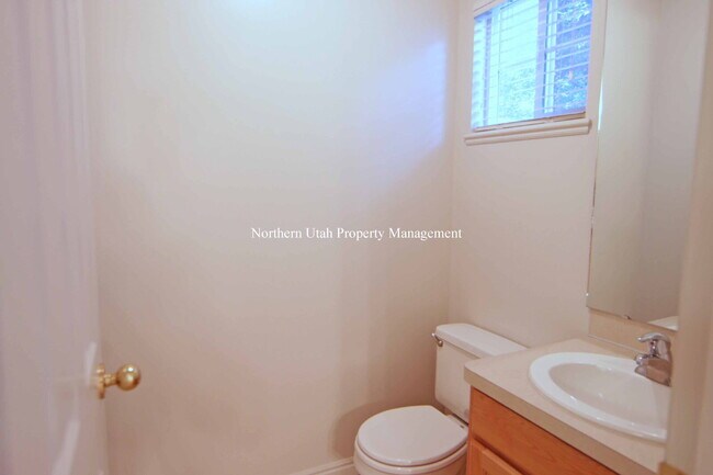 Building Photo - 2 Bed, 2 Bath Townhome