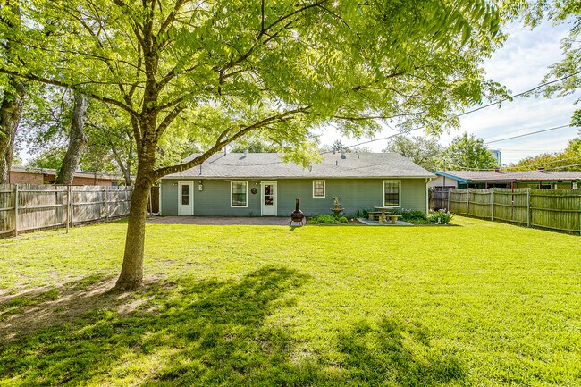 Building Photo - 1104 Sproles Dr