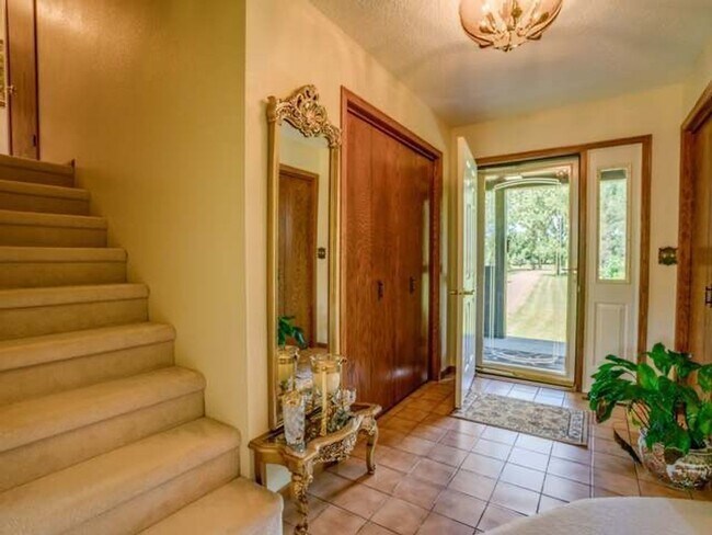 Building Photo - Beautiful 4 Bedroom 3 Bathroom Home With 2...