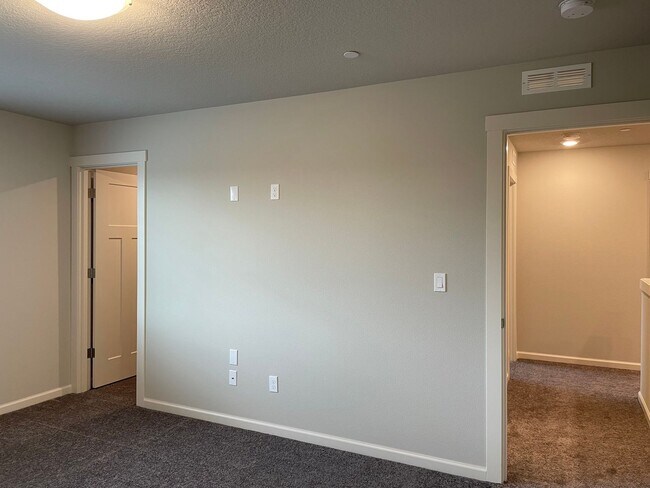 Building Photo - Lovely 4 Bed 2.5 Bath Home! Located near t...