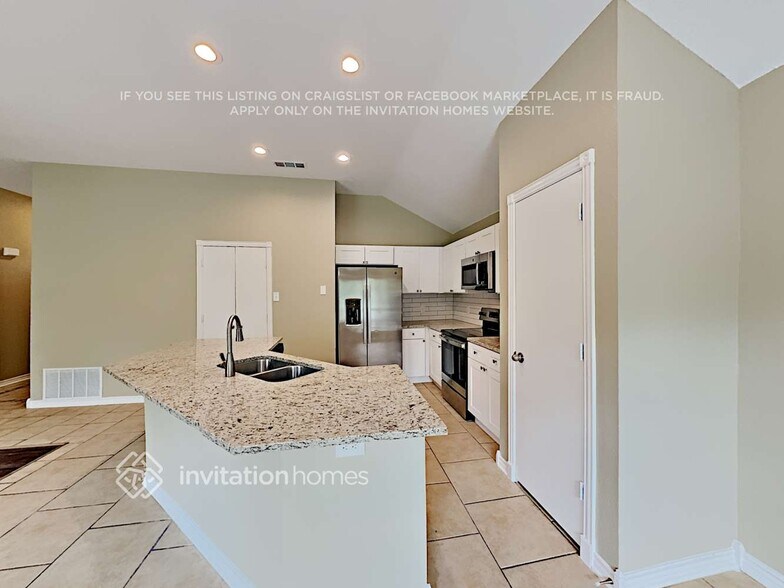 Building Photo - 819 W Lonesome Dove Trail