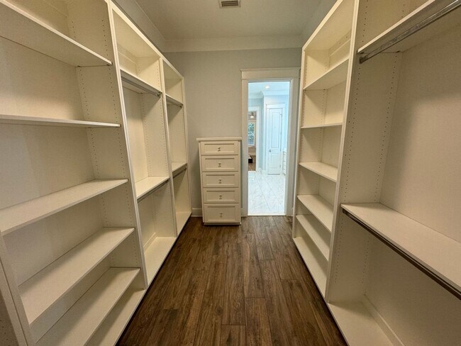 Building Photo - Grand Point East - 4 Bedroom, 3 Bathroom w...