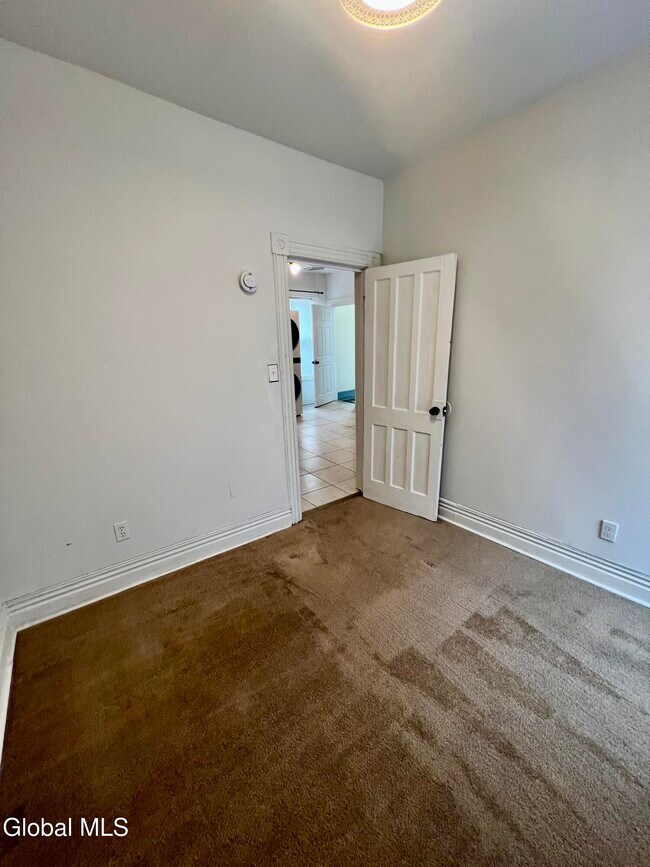 Building Photo - 39 1/2 Milton Ave