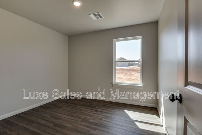 Building Photo - 400 Keiths Wy