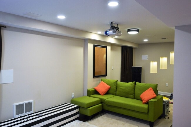 Building Photo - Spacious Four-Bedroom House in the Heart o...