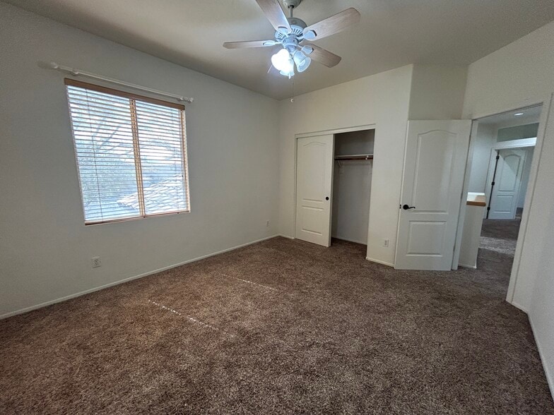 Building Photo - 9885 S La Rosa Dr