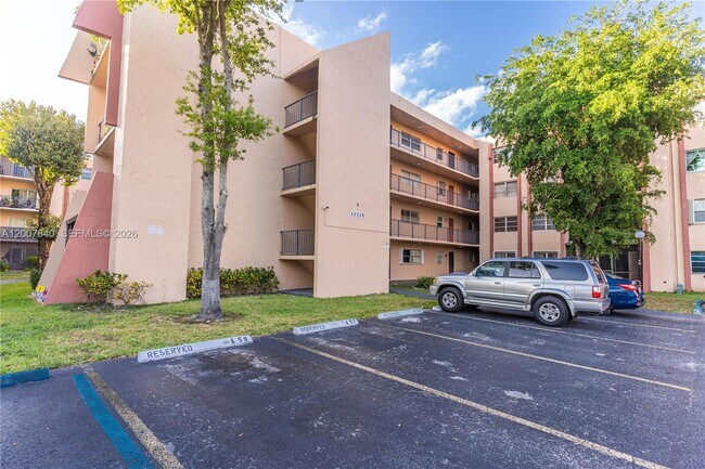 Building Photo - 13715 Kendale Lakes Cir