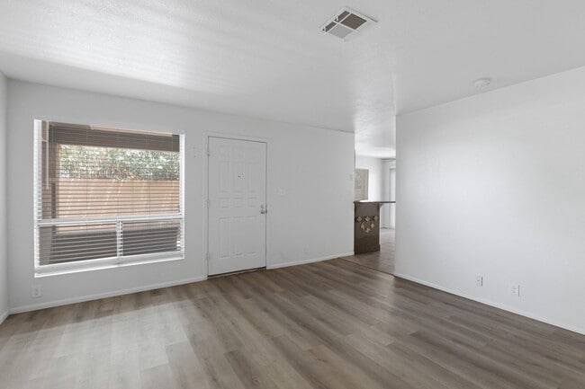 Building Photo - Private 2/2  Unit • Quiet Community • Prime North Phoenix Location