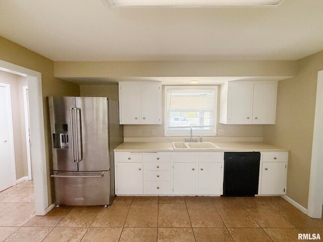 Building Photo - 6828 N Bobolink Rd