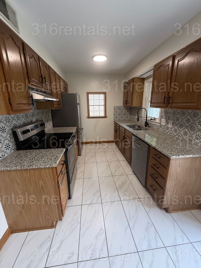 Building Photo - $1350 - 3 bedroom / 1 bathroom - Single Fa...