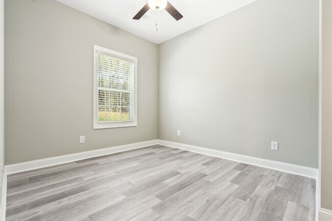 Building Photo - Short-Term Lease Only!