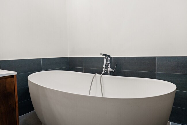 Building Photo - 501 N Clinton St