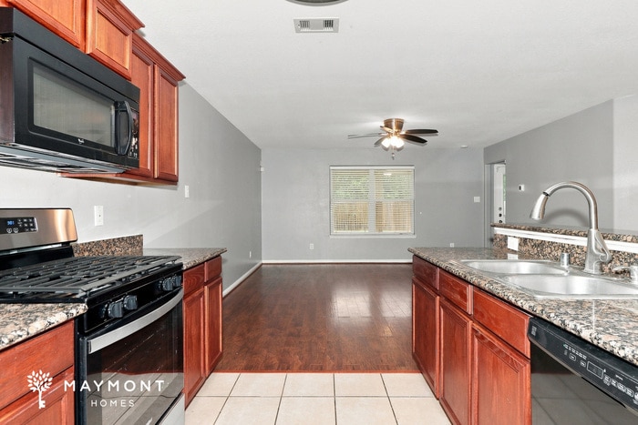 Building Photo - 2107 Golden Topaz Dr