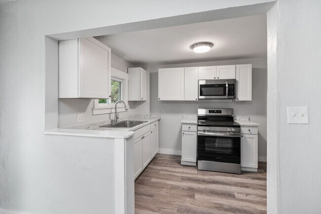 Building Photo - 2242 Manor Ave