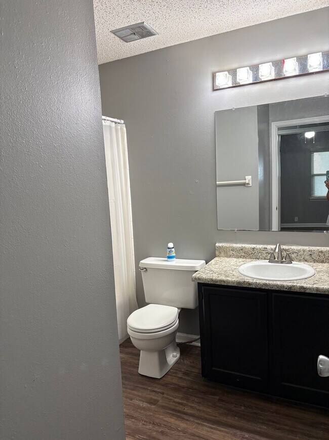 Building Photo - Large 2BED/2BA Townhome
