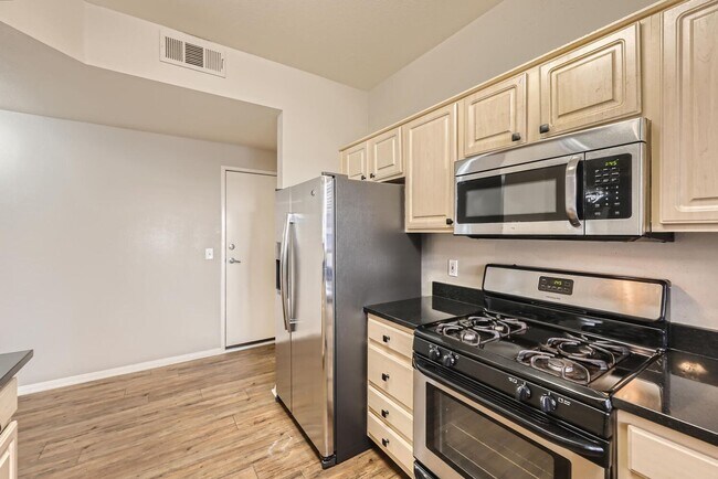 Building Photo - STUNNINGLY UPGRADED 2 Bedroom Condo In SPA...