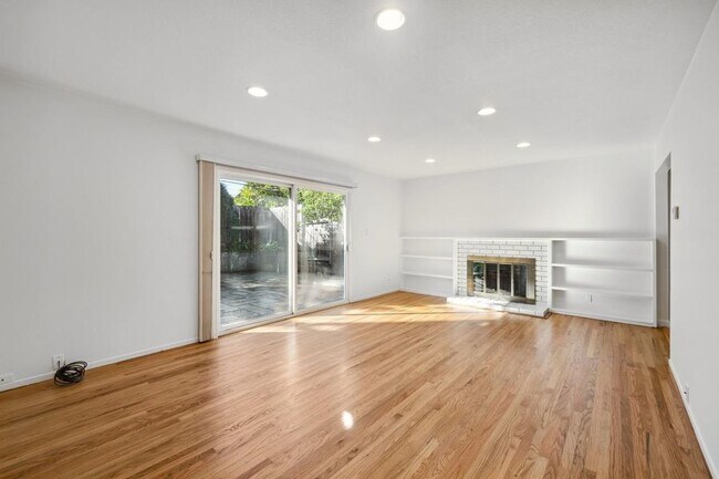 Building Photo - 6386 Blackwood Dr