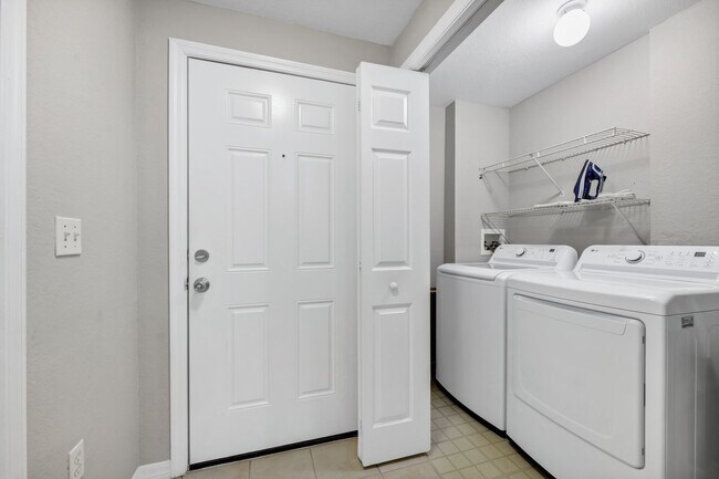 Building Photo - FOR RENT: Fully Furnished 1-Bedroom Lakeview Condo (6–7 Month Lease Only) The Hamptons at MetroWe...