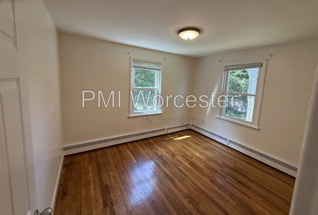 Building Photo - 122 Crescent St