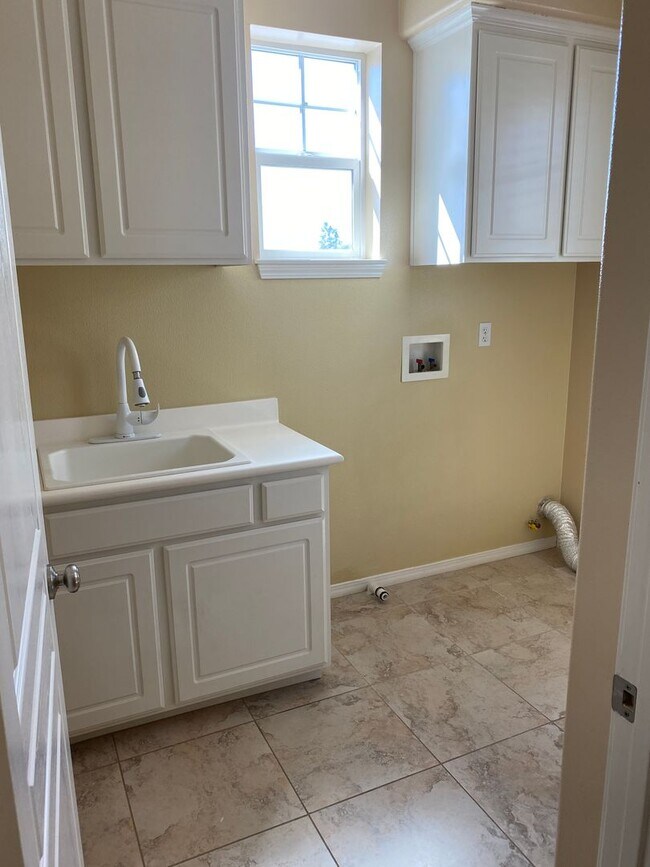 Building Photo - Beautiful Home located in Wolf Creek