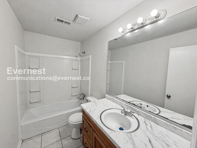 Building Photo - 248 Foxglen Rd