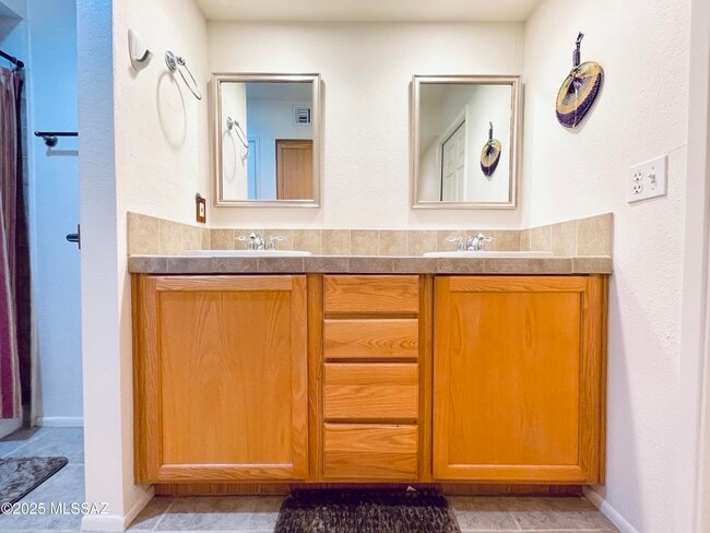 Building Photo - 5051 N Sabino Canyon Rd