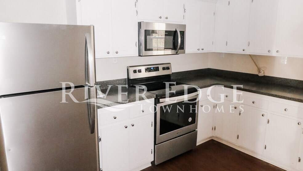 Kitchen - 506 Lusardi Dr