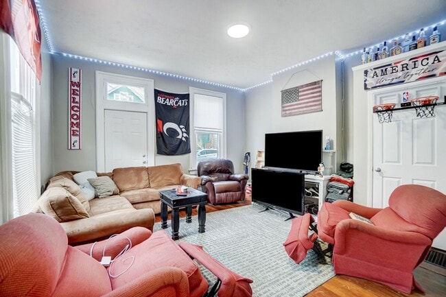 Building Photo - Clifton House For 2026-2027!