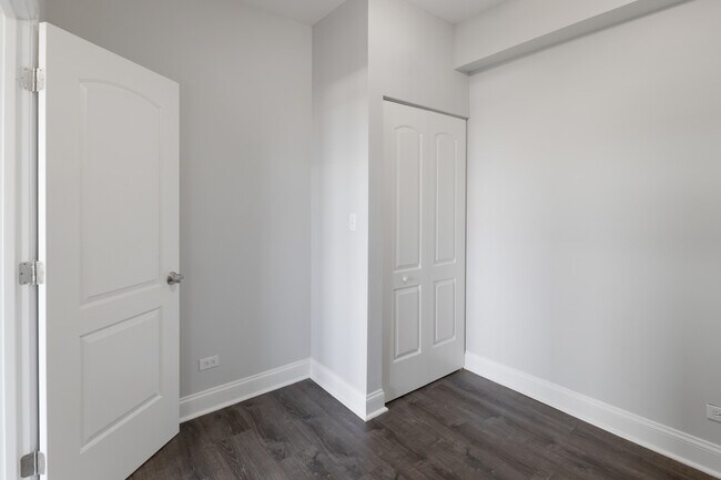Building Photo - 1608 W Sherwin Ave